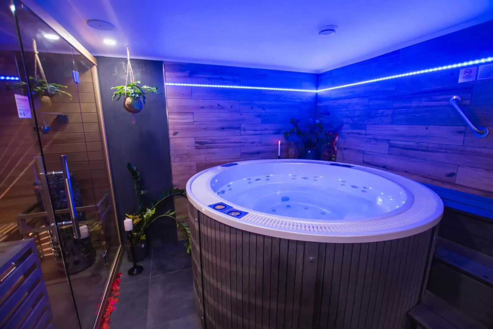 Black zóna – privátní wellness v privátních lázních Tom - BLACK ZONE - Privátní wellness s vířivkou a saunou - RELAX+ balíček
