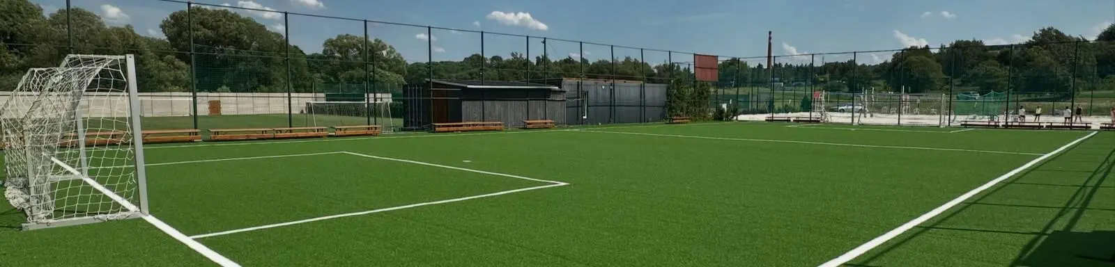 Venkovní fotbalové hřiště s umělou trávou v S-centru