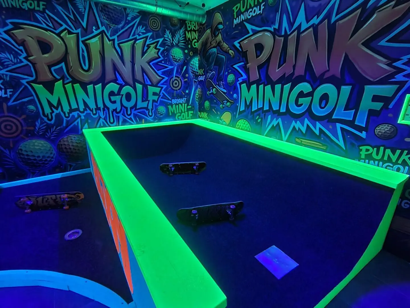 PunkMinigolf v Praze – minigolf plný neonových výzev u Karlova mostu