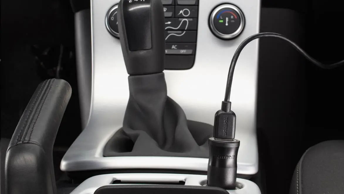 TomTom nabíječka do auta + USB kabel (vhodné i pro 7" navigace)