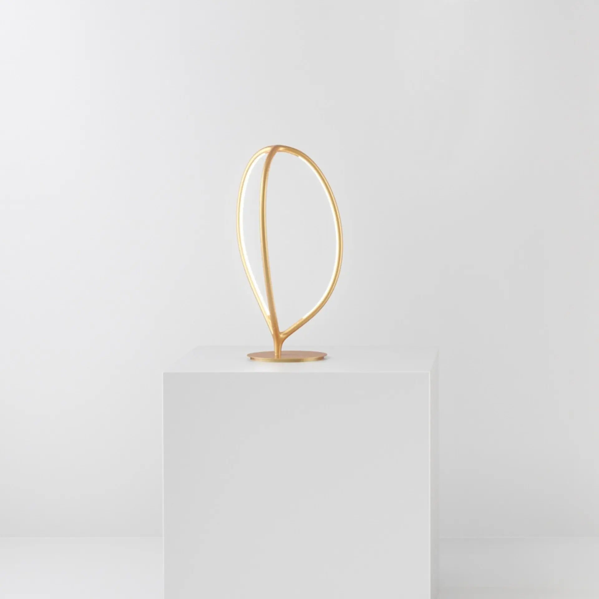 AR 1550010A Arrival stolní lampa - mosaz - ARTEMIDE