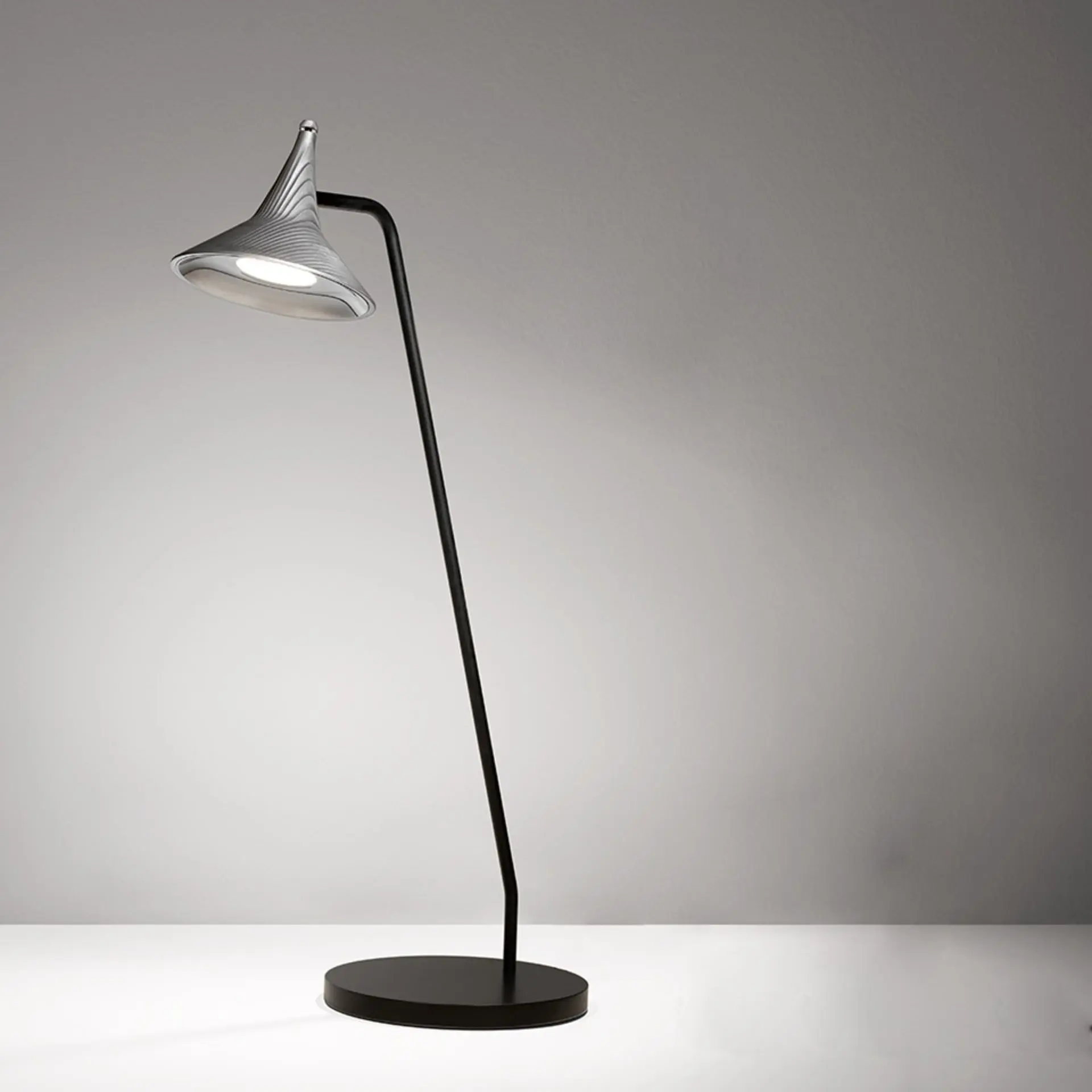 Artemide stolní LED lampa Unterlinden 9 W 2700K stmívatelná hliník