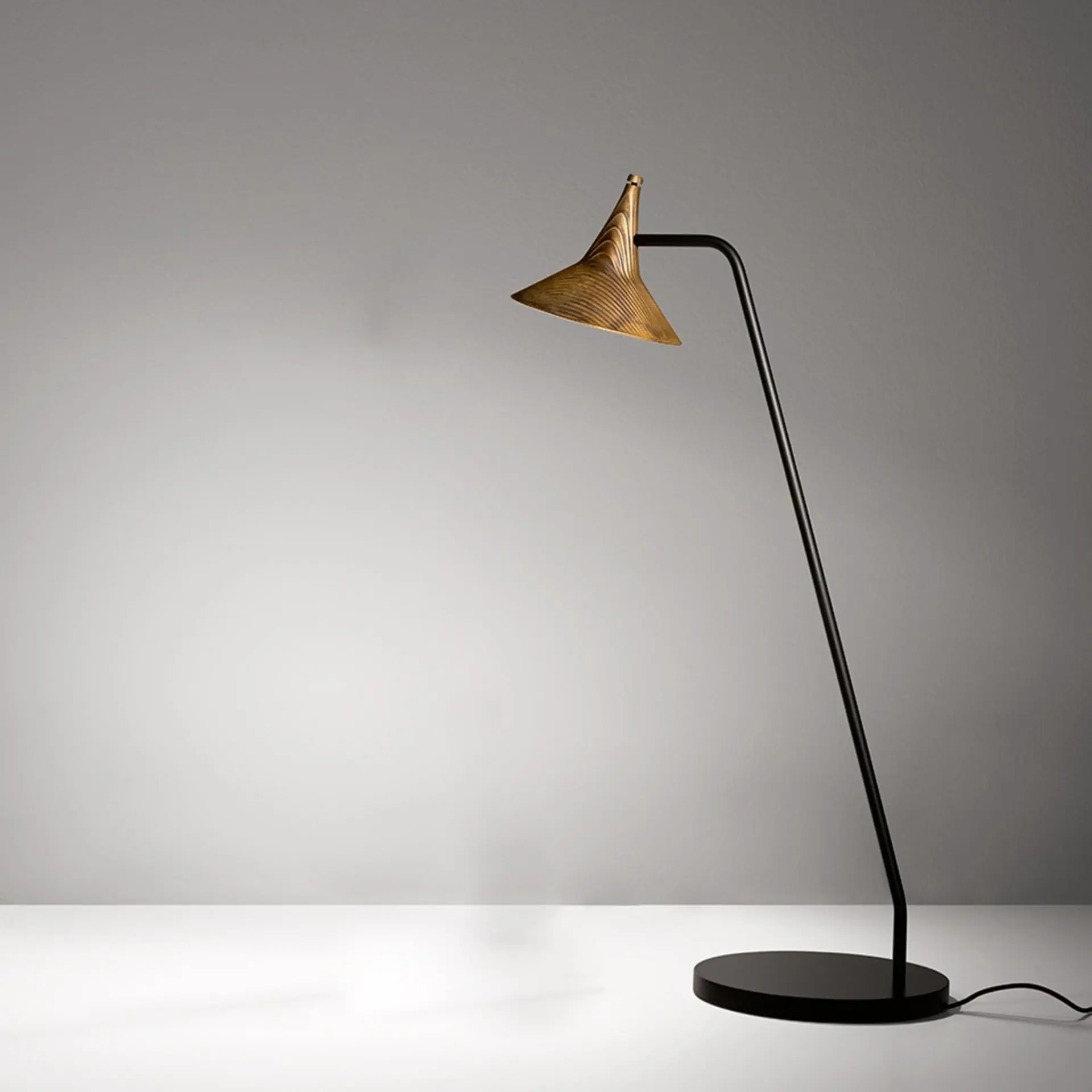 Artemide stolní lampa Unterlinden Design Collection 9 W 2700K mosaz stmívatelná