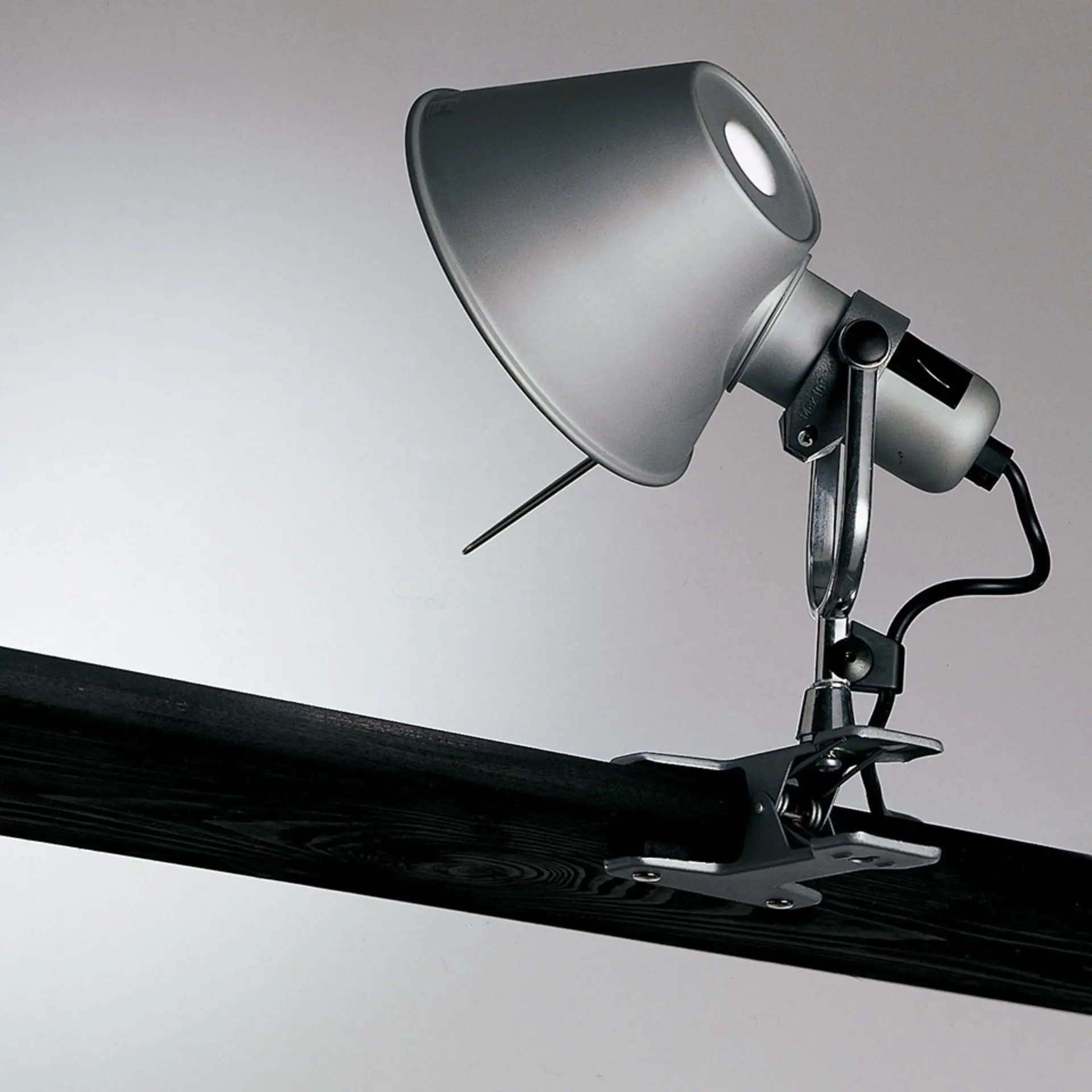 Artemide svítidlo Tolomeo Pinza E27 8 W 220-240 V