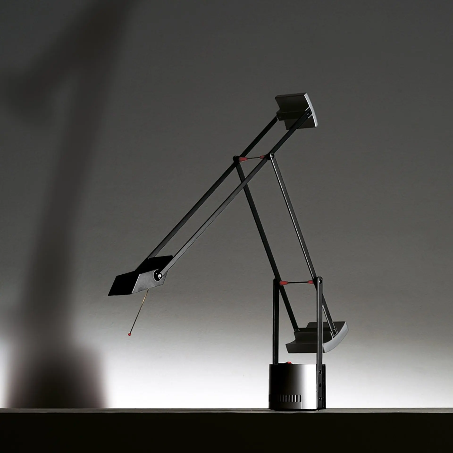 Artemide stolní lampa Tizio Micro G4 2,7 W 220-240 V stmívatelná