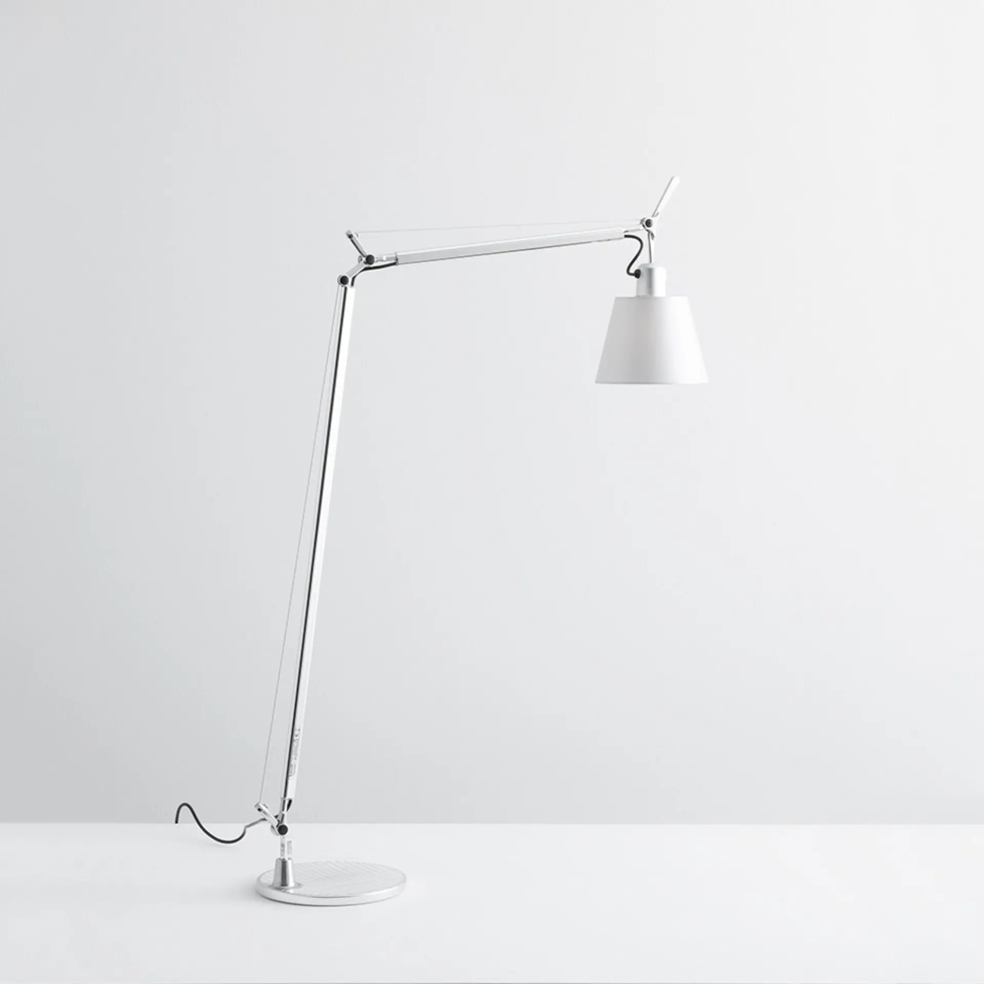 Artemide stojací lampa Tolomeo Basculante Reading Floor E27 satin 7,5 W 220-240 V bez podstavce