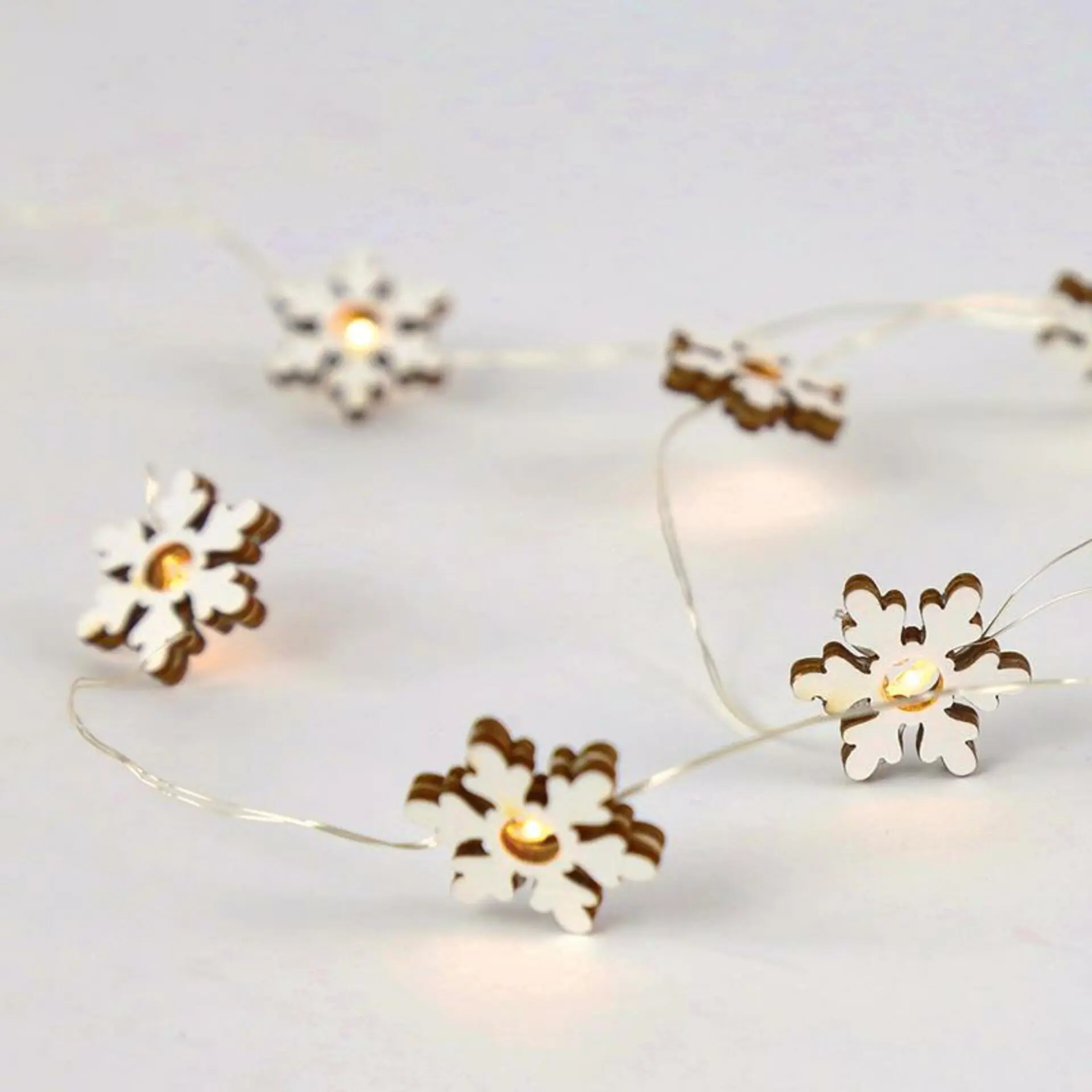 ACA Lighting dřevěné vločky 10 LED dekorační řetěz na baterie (2xAA), stříbrný měďený drát, WW, IP20, 90+30cm, čirý přívodní kabel X07101140