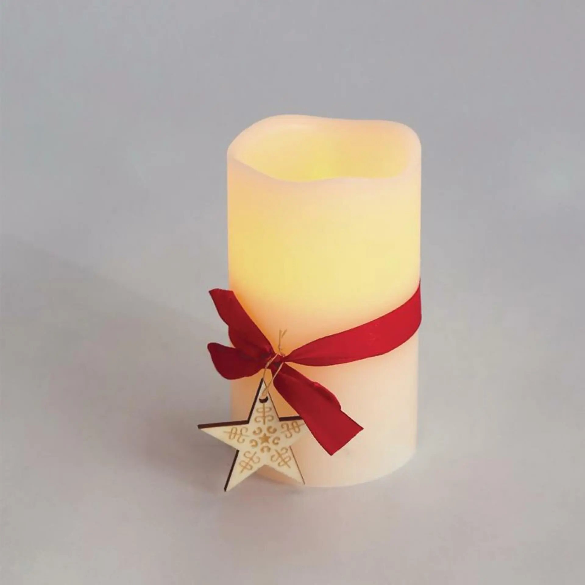 ACA Lighting vánoční svíčka s červenou stuhou, 1 LED na baterie 2xAA, WW, IP20, pr.7.5x12.5cm X0711117