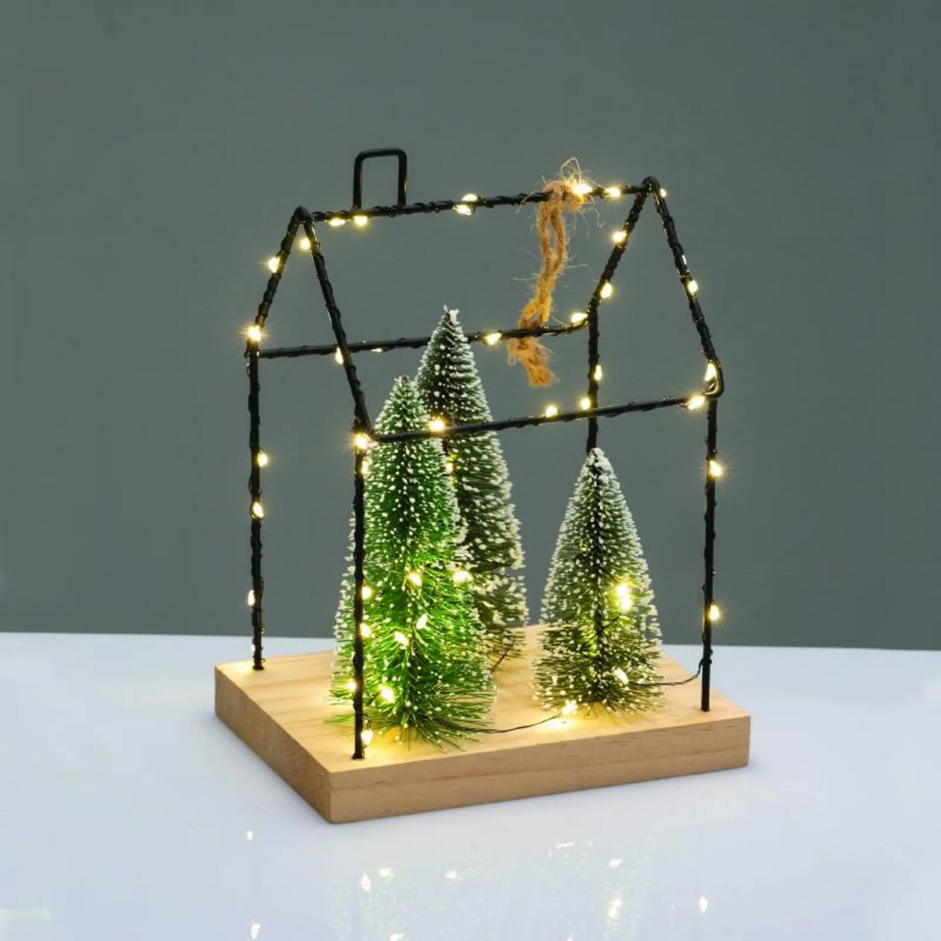 ACA Lighting Vánoční závěsná dekorace kovový dům se stromky 55 LED teplá bílá na baterie 2xAAA IP20  16.5x12x22cm X09551111