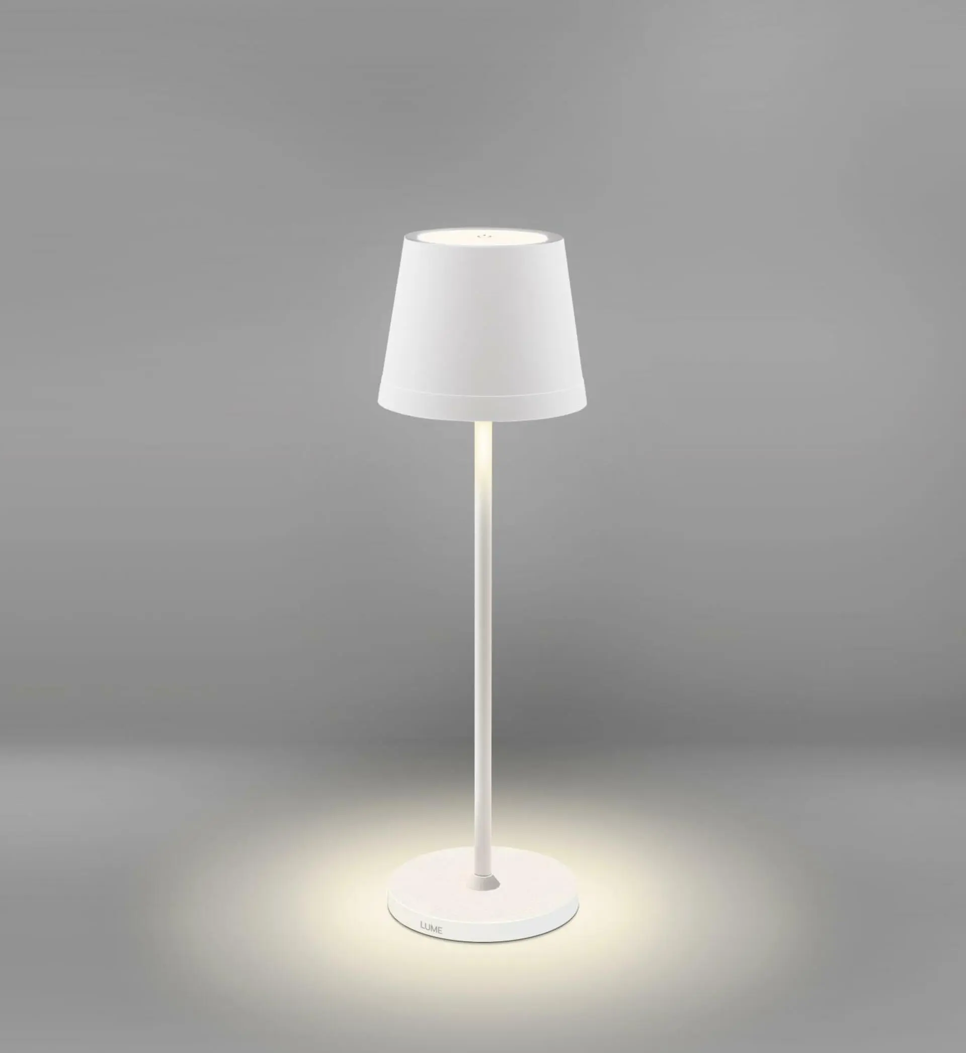 CENTURY Nabíjecí stmívatelné LED svítidlo LUME PLUS bílé 2,2W 2700K IP54 USB Ra95 s nabíjecí základnou
