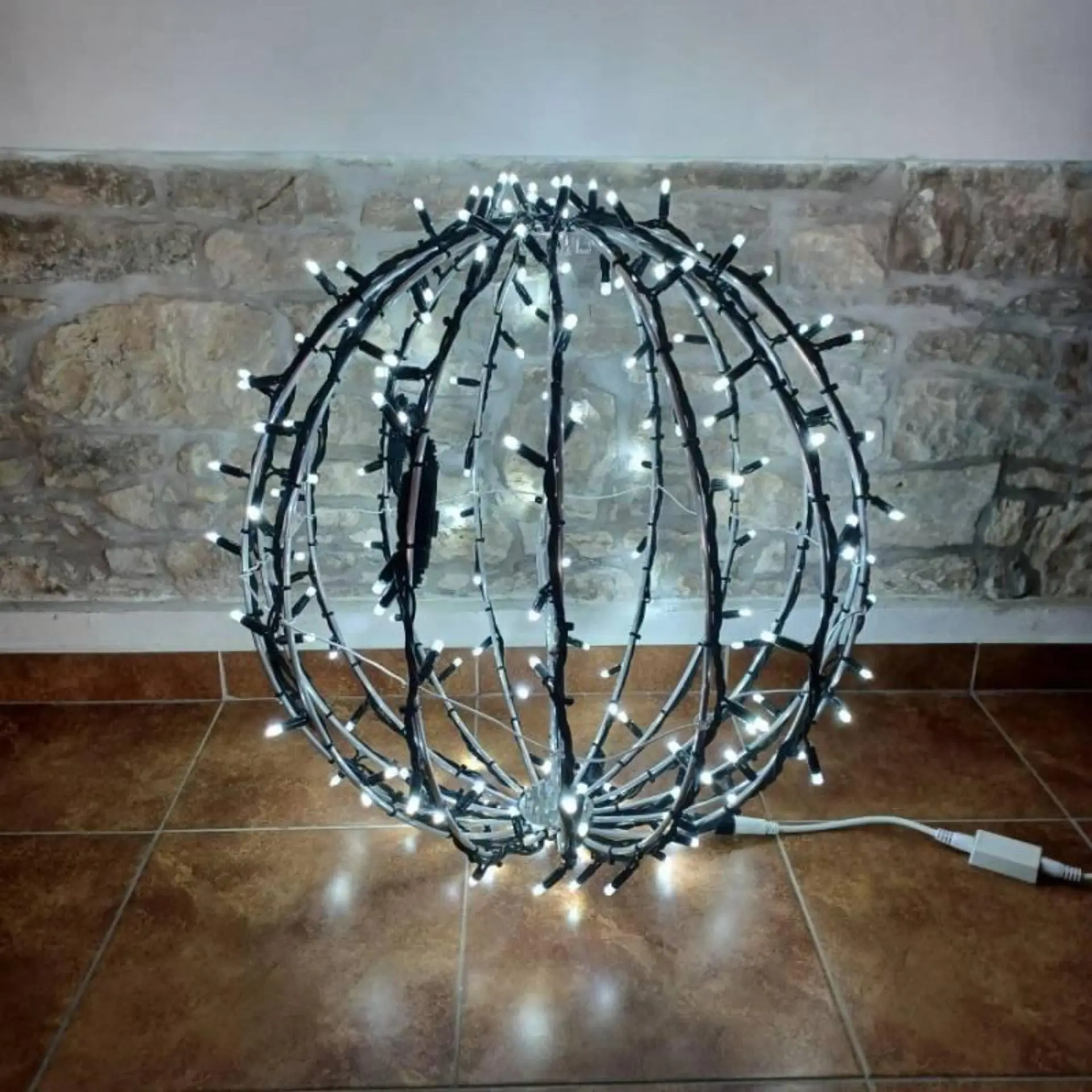 DecoLED LED světelná koule, ledově bílá, černý kabel, pr. 60 cm
