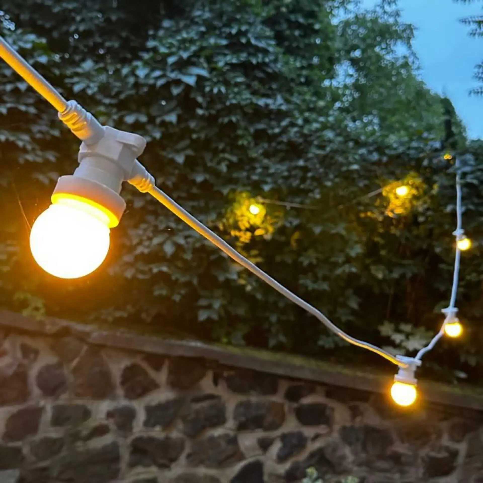 DLED GLNX050 DecoLED Světelná girlanda s vyměnitelnými žárovkami - 50 m, 50 objímek - bílý kabel GLNX050