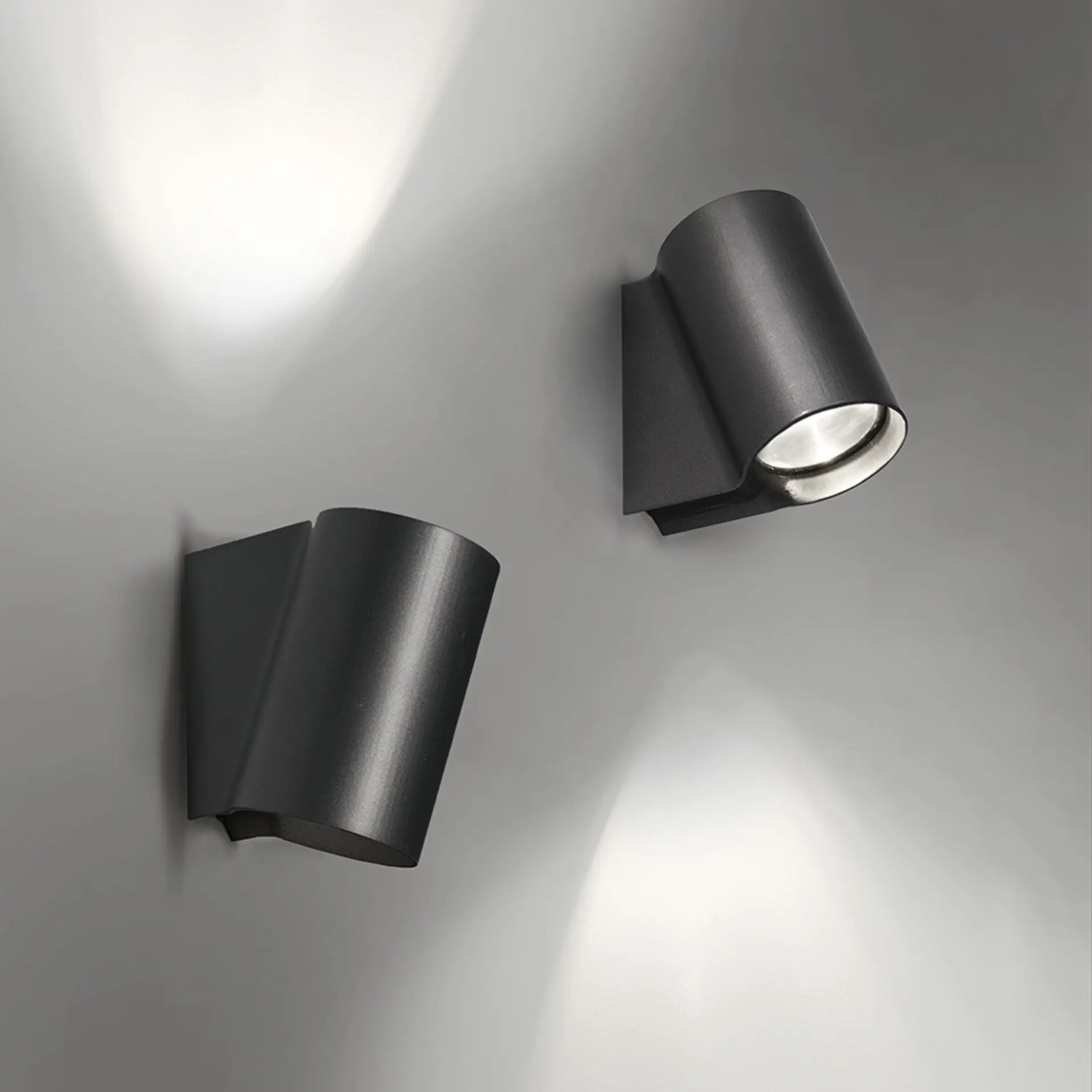 Artemide nástěnné svítidlo Oblique Wall 23 W 3000K antracit