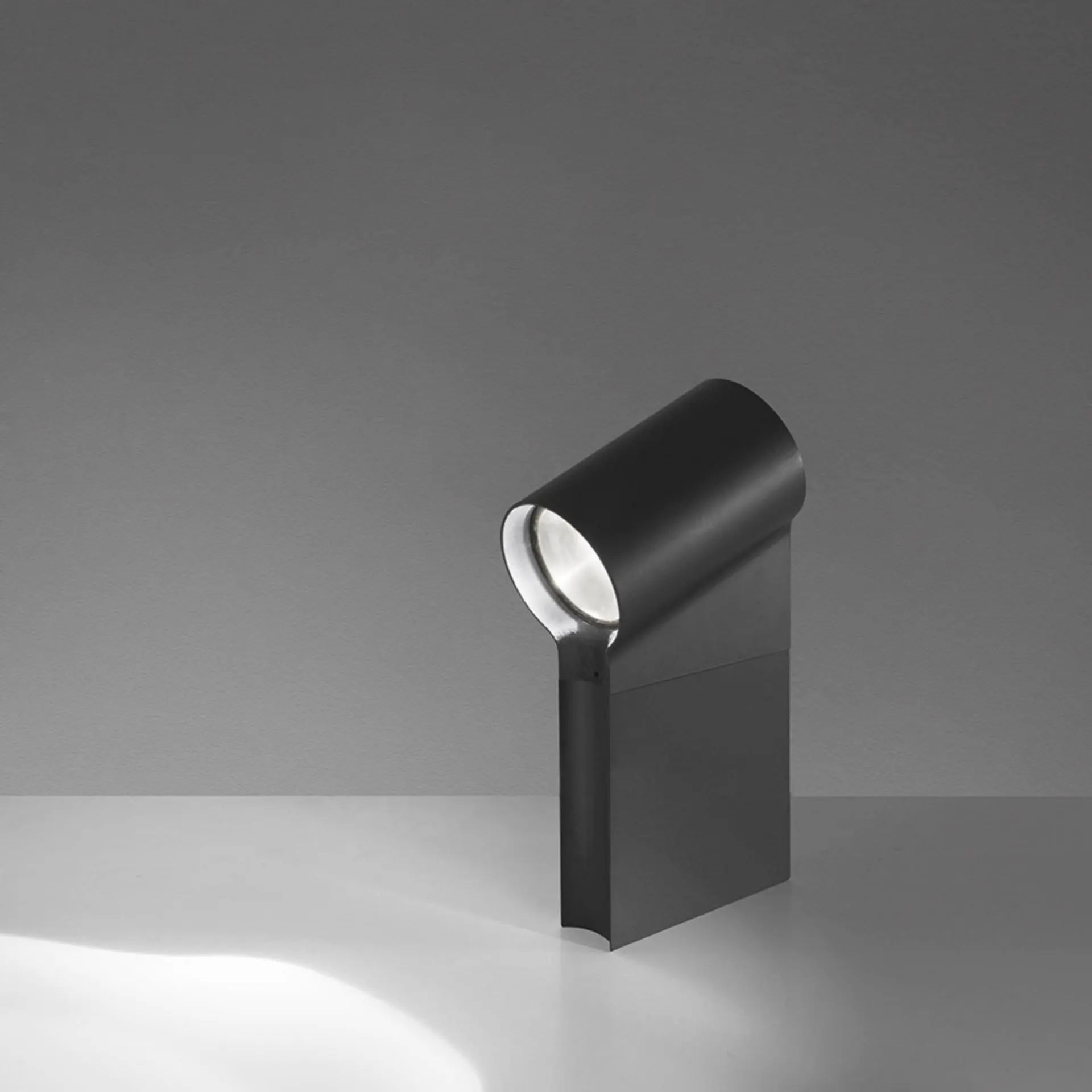 Artemide venkovní svítidlo Oblique Bollard 45 20 W 3000K