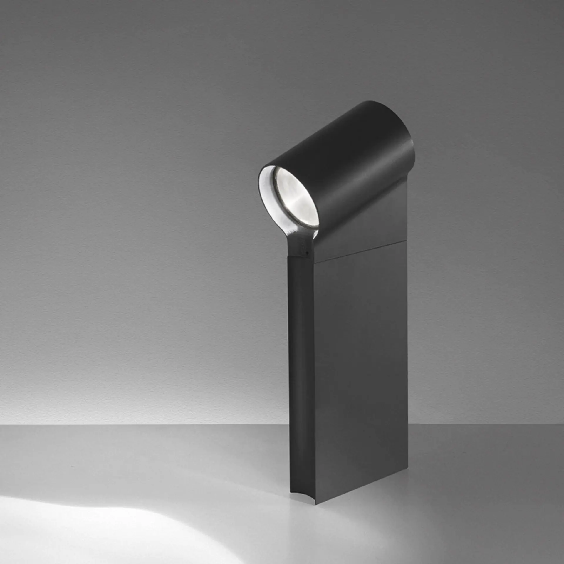 Artemide venkovní svítidlo Oblique Bollard 75 23 W 3000K