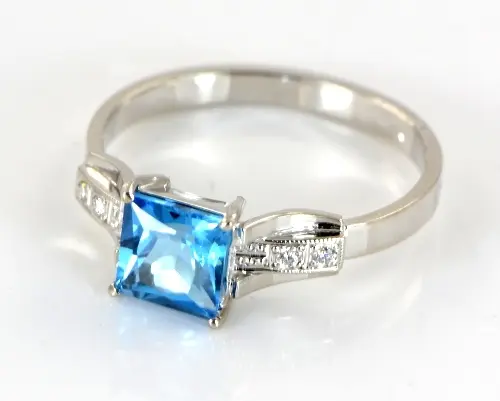 Zlatý prsten s topazem a diamanty 0034