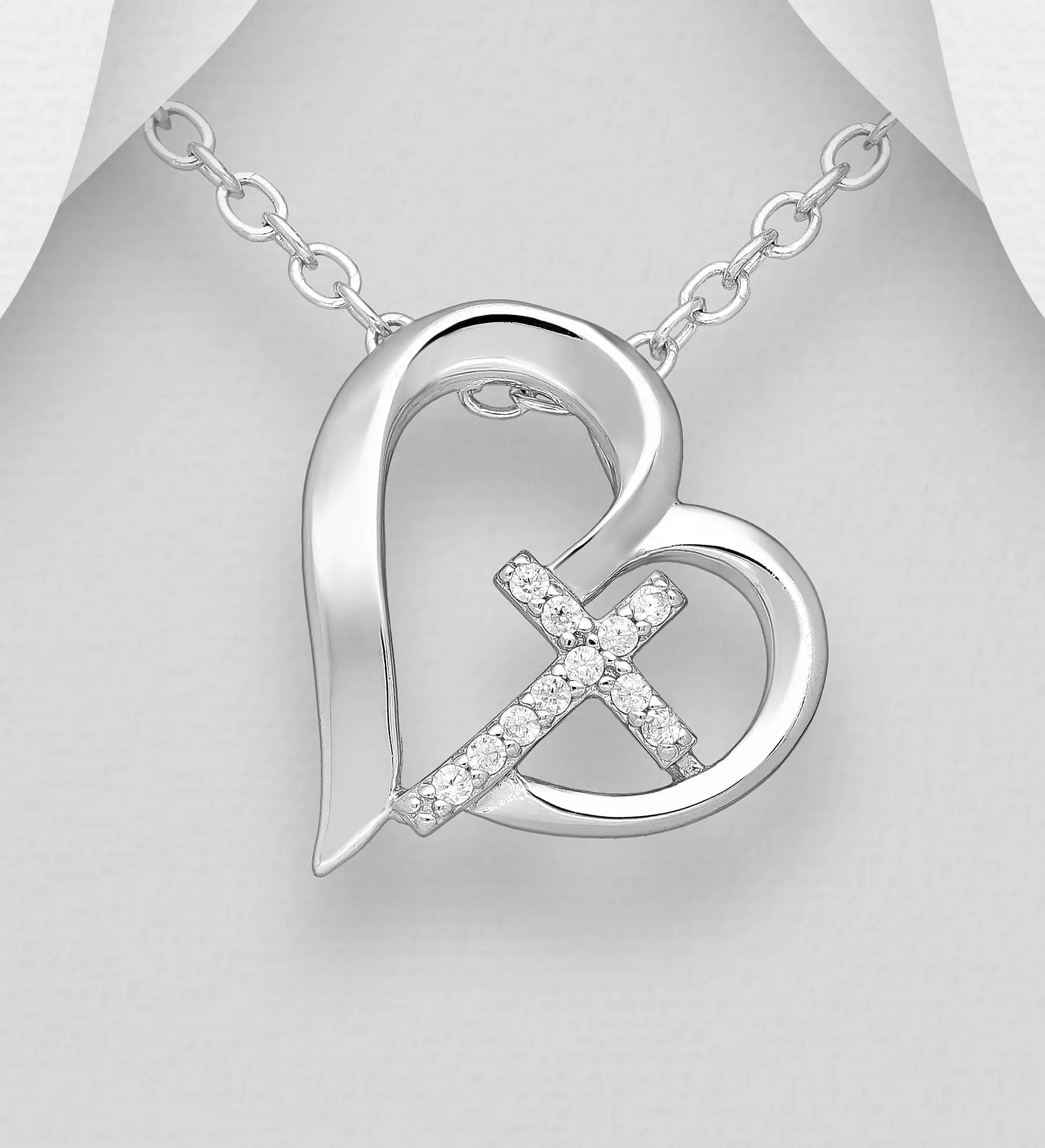 Přívěsek s křížkem v srdcí ze stříbra 925, zdobený imitovanými diamanty CZ