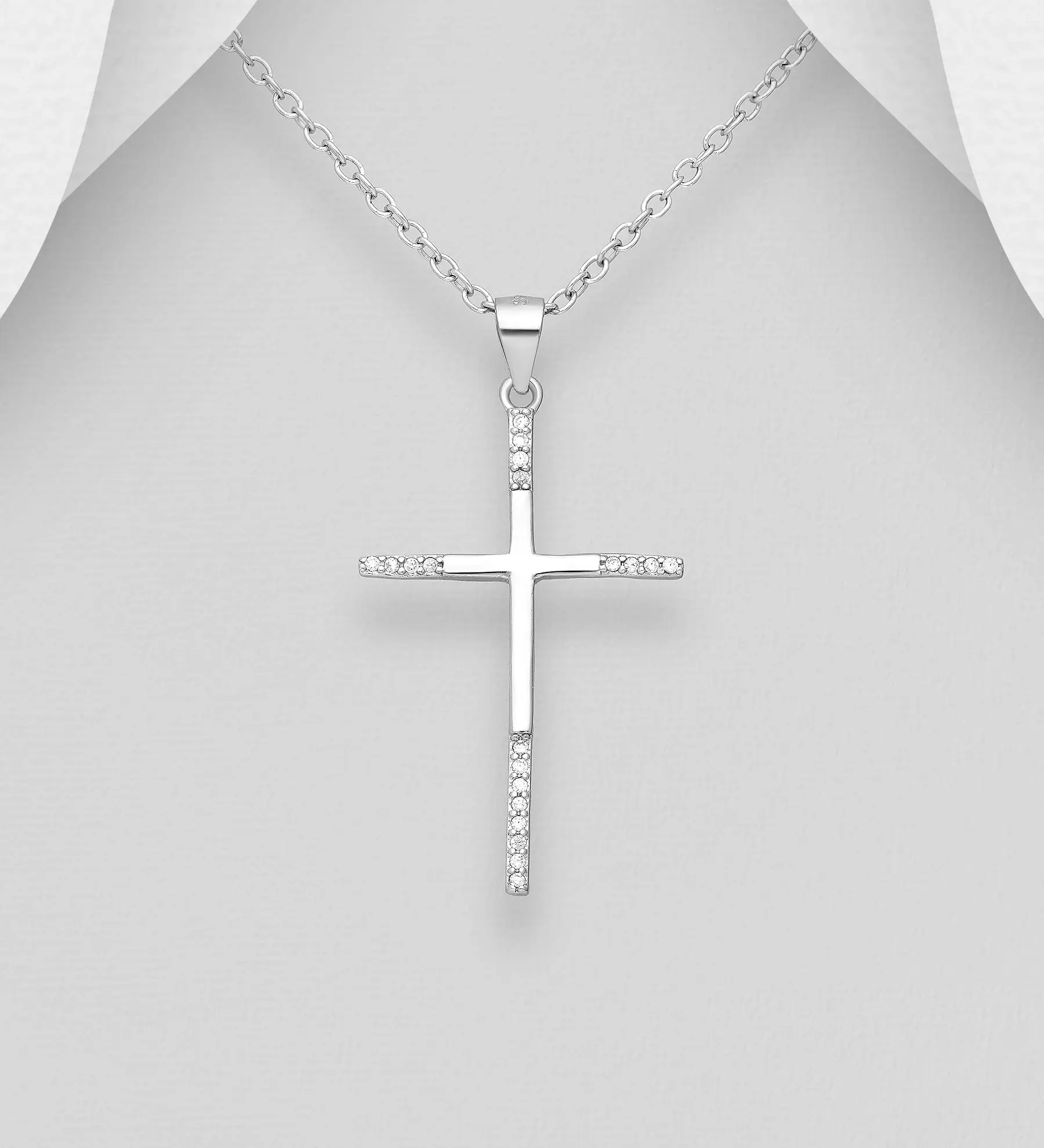 Přívěsek s křížem ze stříbra 925, zdobený simulovanými diamanty CZ
