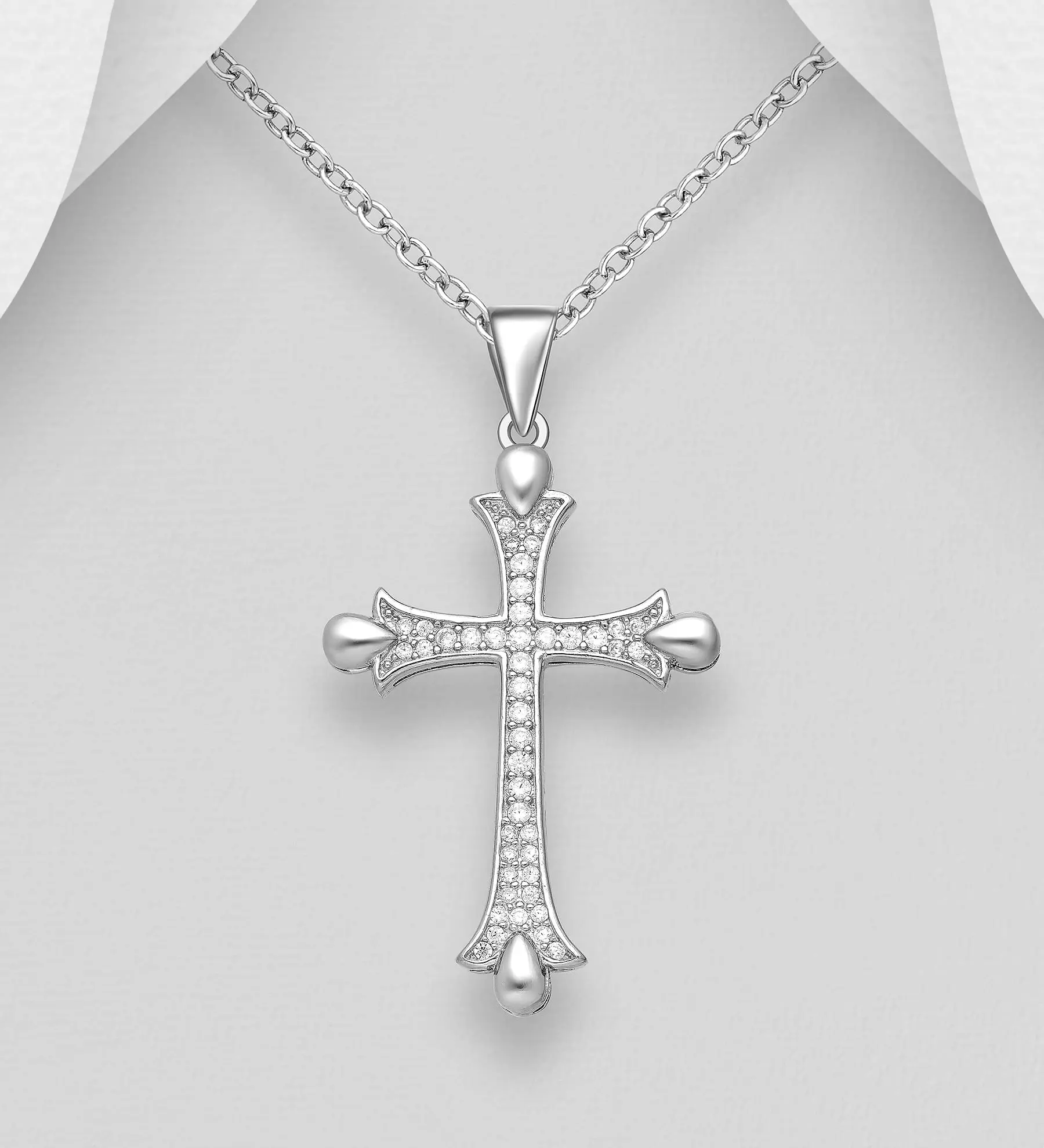 Přívěsek s křížem ze stříbra 925, zdobený simulovanými diamanty CZ