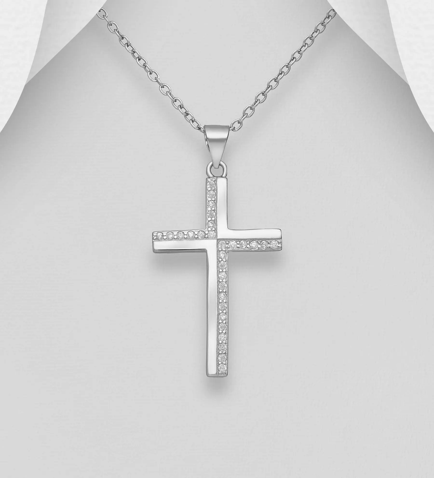Přívěsek s křížem ze stříbra 925, zdobený simulovanými diamanty CZ