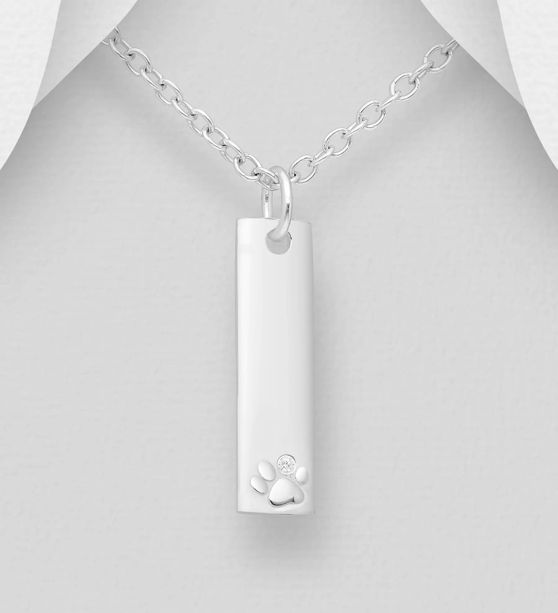 Přívěsek ze stříbra 925 s motivem tlapky a drápu, zdobený imitací diamantů CZ, gravírovatelný