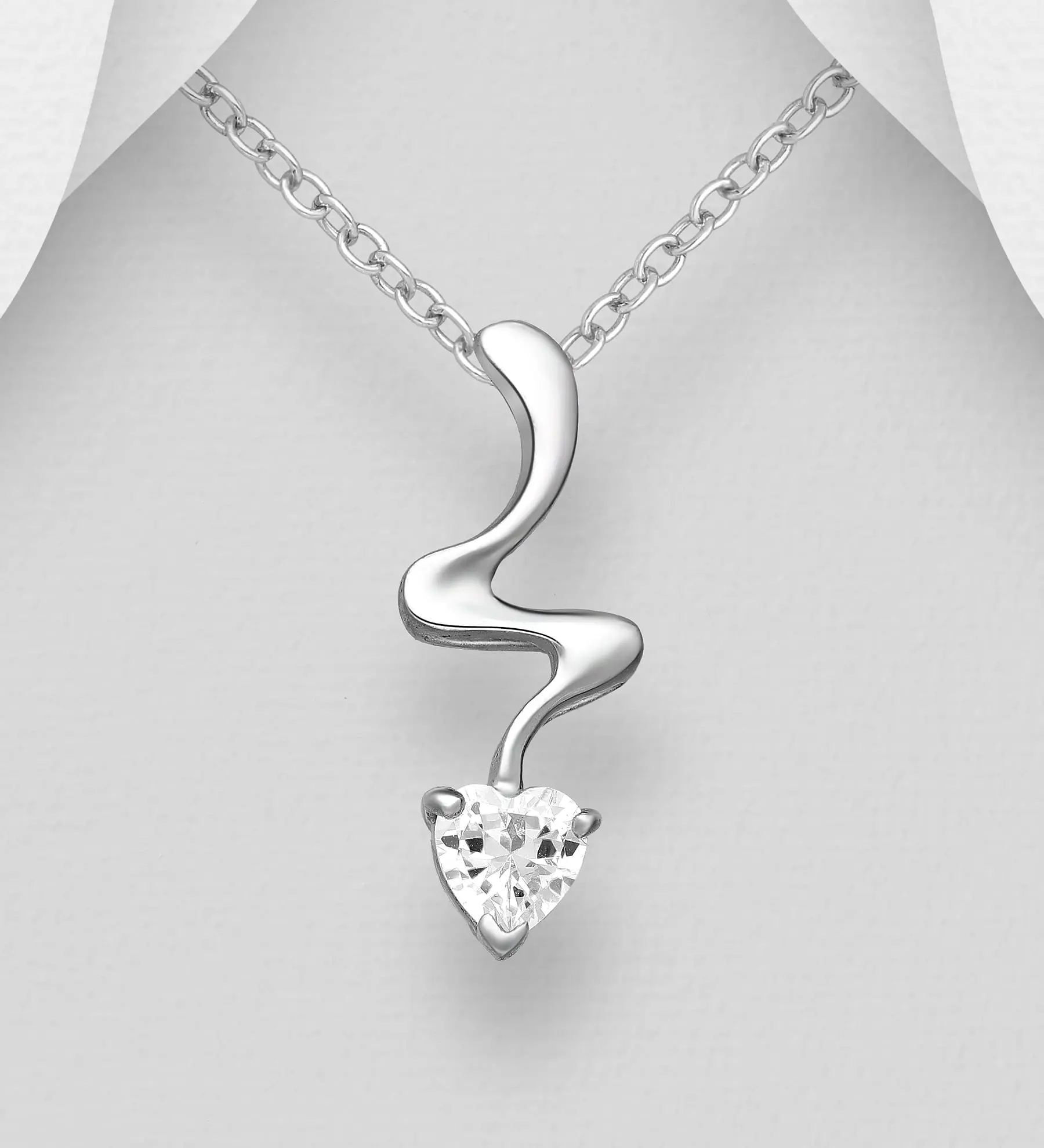 Přívěsek ze stříbra 925 ve tvaru srdce, zdobený imitací CZ diamantu s brusem ve tvaru srdce