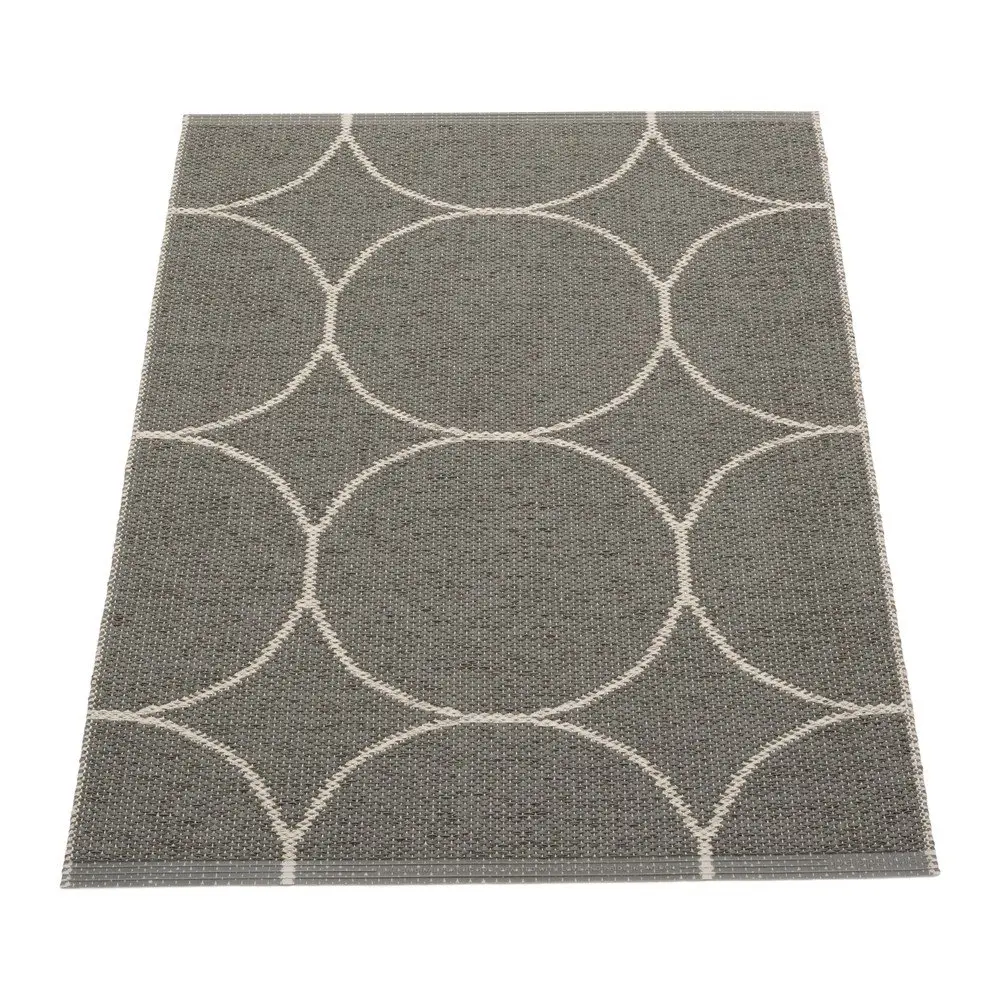 Tmavě šedý vnitřní a venkovní koberec 70x100 cm Boo Charcoal Linen – Pappelina