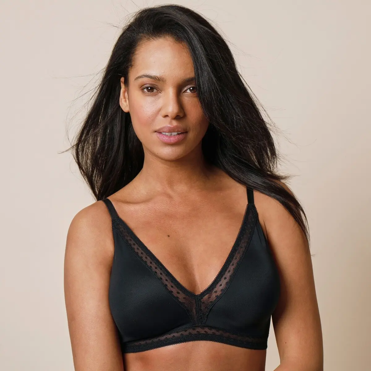 Trojúhelníková podprsenka Paia zn. Confidence Lingerie® z mikrovlákna a vyšívaného tylu, bez kostic černá