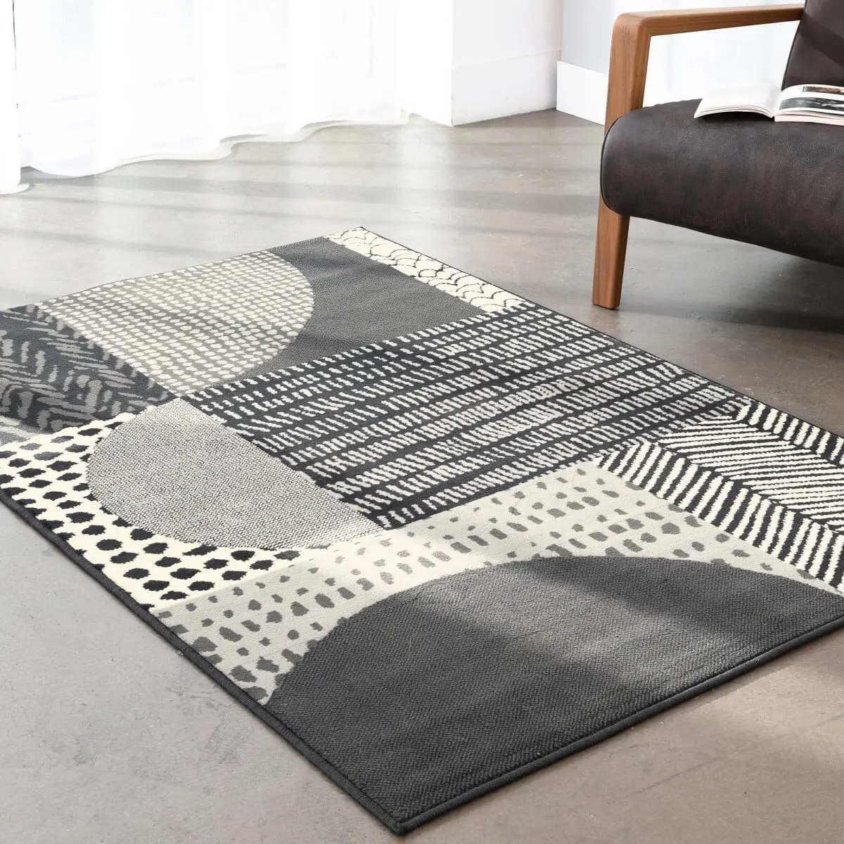 Dekorativní koberec s abstraktním vzorem tmavě šedá 60x110 cm