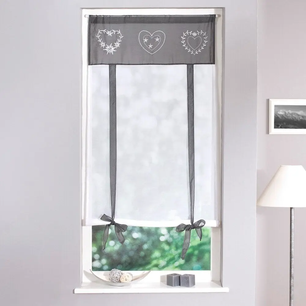 Záclonka se stužkami a výšivkou srdíček