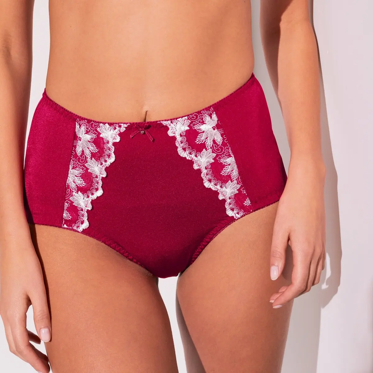Stahující kalhotky Calenca zn. Confidence Lingerie®, s vyšívanou krajkou a efektem plochého břicha třešňová
