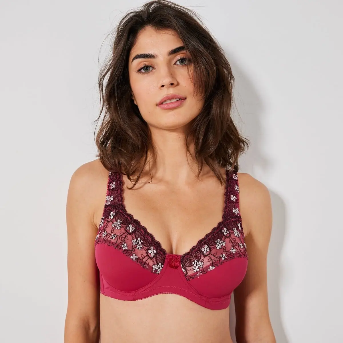 Polovyztužená podprsenka Caminata zn. Confidence Lingerie® z mikrovlákna s výšivkou, s kosticemi třešňová 100C C