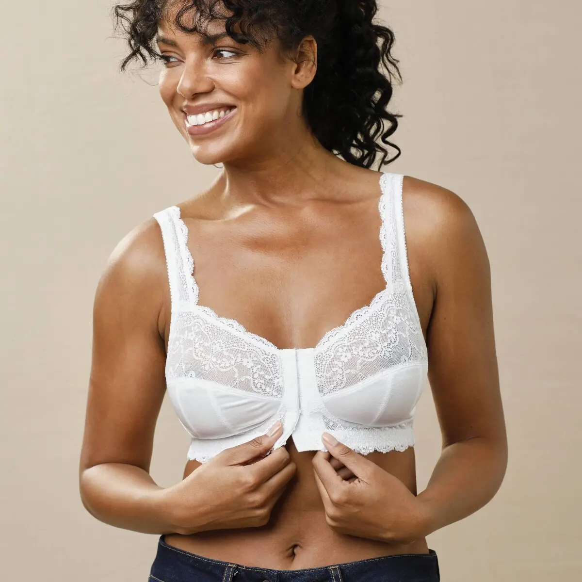Podprsenka s krajkou a zapínáním vpředu Salford Confidence Lingerie®, bez kostic bílá