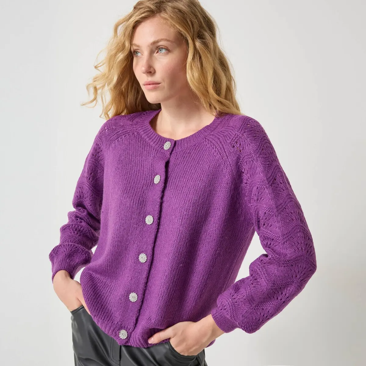 Propínací svetr s bižu knoflíky purpurová