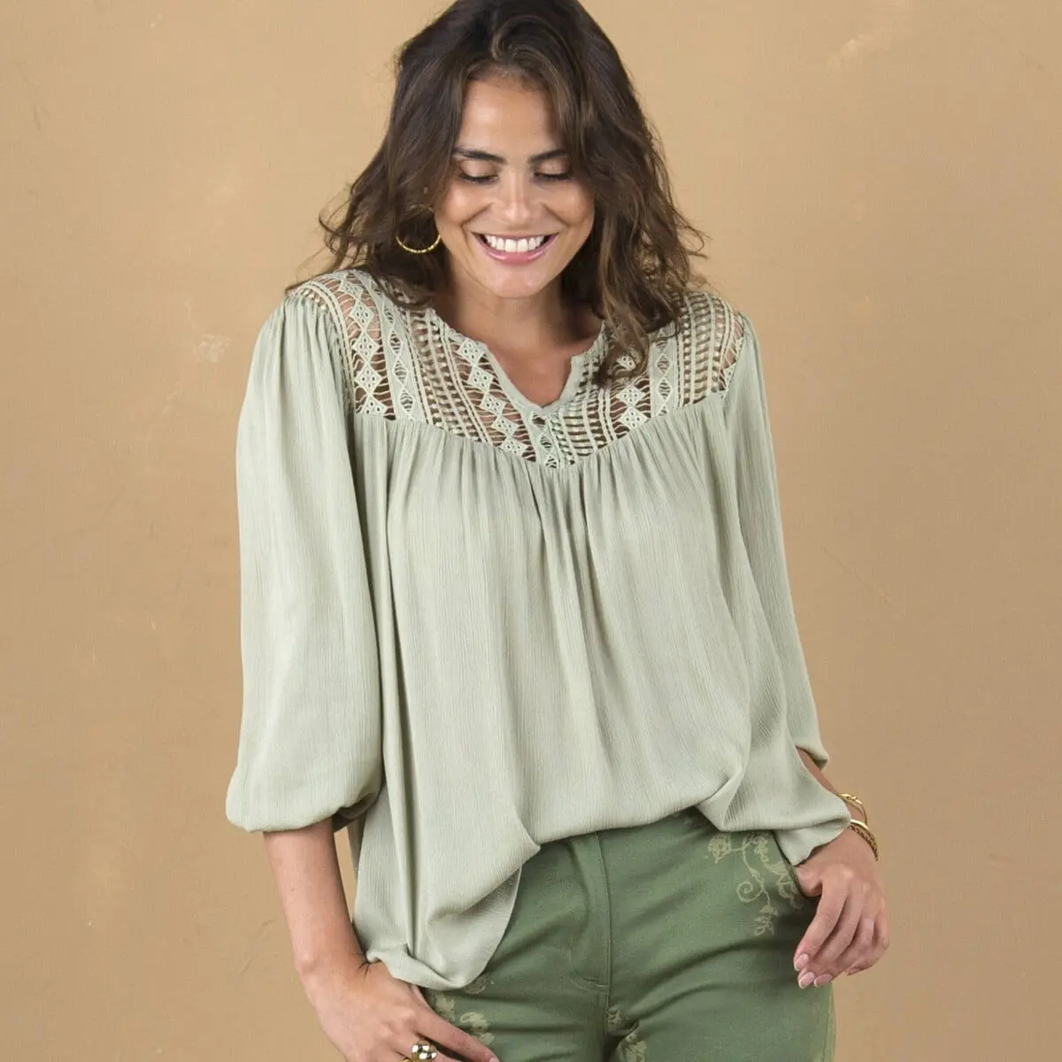 Jednobarevná kreponová halenka s macramé a 3/4 rukávy světlá khaki