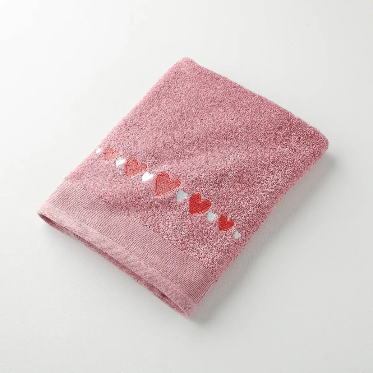 Koupelnový textil s výšivkou srdcí