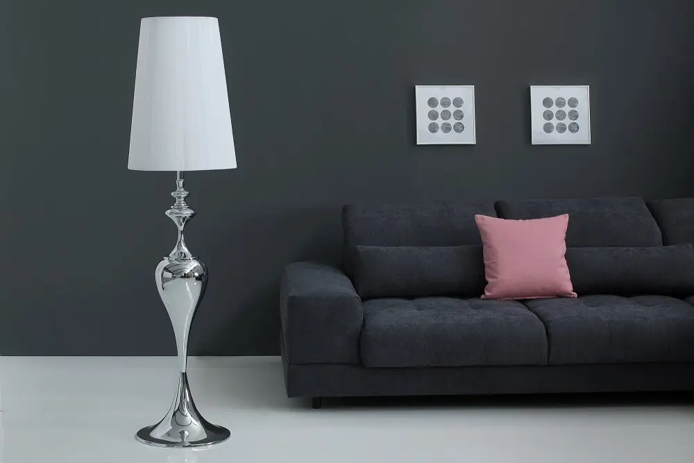 Estila Glamour stojací lampa Lucie s tvarovanou chromovou podstavou ve stříbrné barvě a bílým kulatým stínítkem z nylonu 160 cm