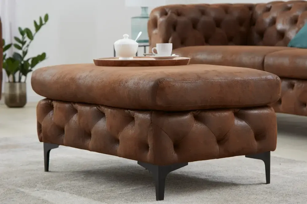 Estila Chesterfield obdélníková hnědá kožená čalouněná prošívaná taburetka Modern Barock s černými kovovými matnými nožičkami 90 cm