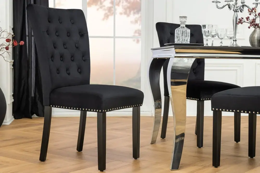 Estila Chesterfield jídelní čalouněná židle Silloth s černým sametovým potahem se stříbrnými nýty s prošívaným opěradlem 95 cm
