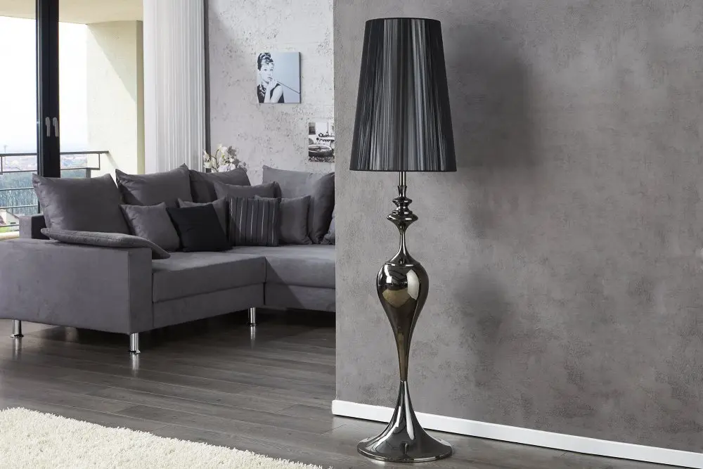 Estila Luxusní glamour jedinečná stojací lampa Lucie Schwarz z kovu s lesklým černým povrchem a kulatým nylonovým stínítkem 160 cm