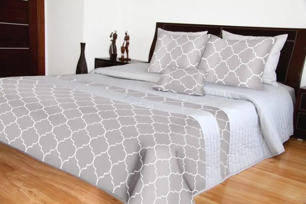 Přehoz na postel šedé barvy Šířka: