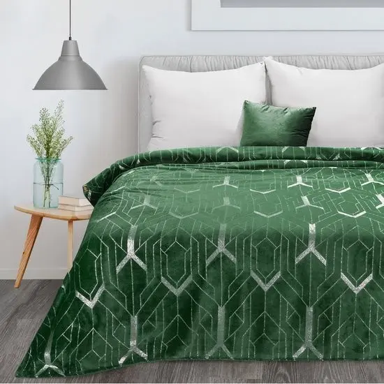 Kvalitní a hřejivá zelená deka zdobená stříbrným geometrickým tvarem 150 x 200 cm