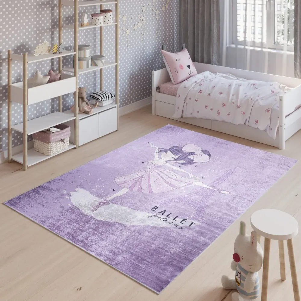 Fialový dětský koberec s motivem baletky na Eiffelovke Šířka: 80 cm | Délka: 150 cm
