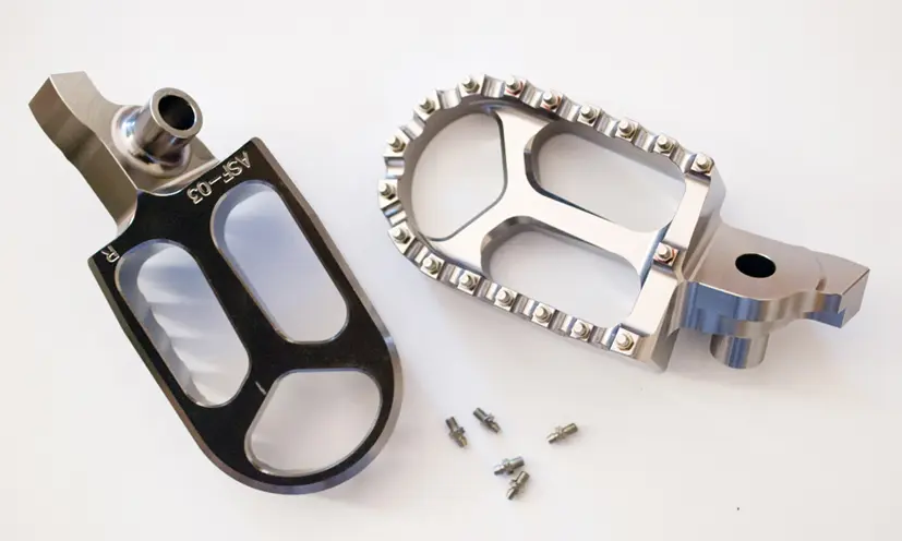 JR stupačky řidiče hliníkové SUZUKI RMZ 250 07-09, RMZ 450 05-07 barva šedá (2 kusy) (JR stupačky řidiče hliníkové SUZUKI RMZ 250 07-09, RMZ 450)