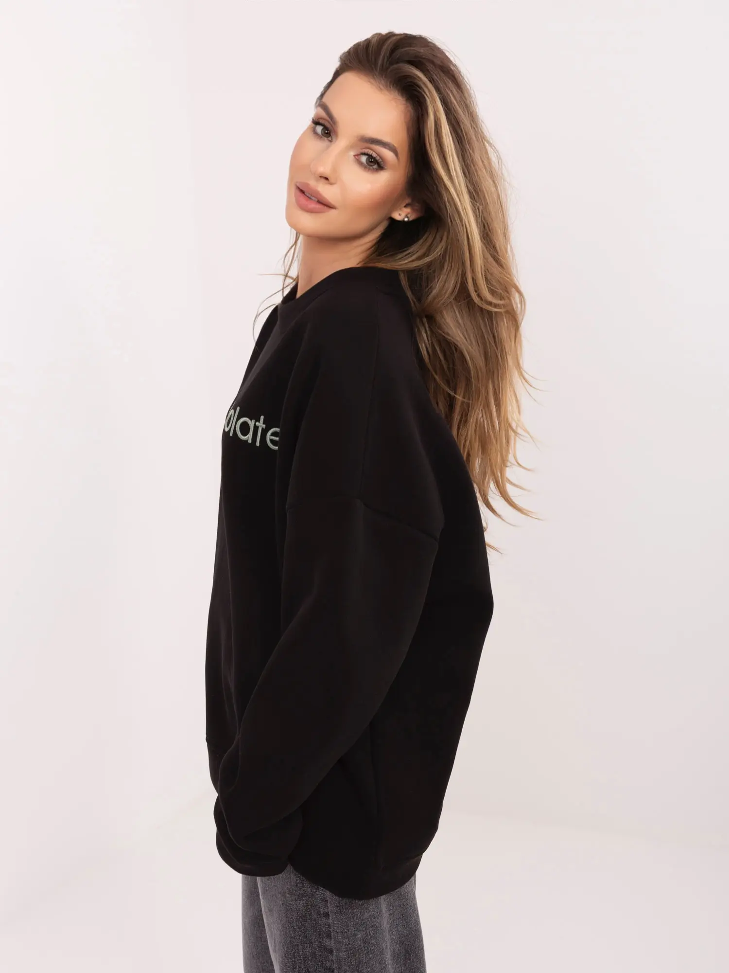 Černo-zelená oversize mikina s výšivkou