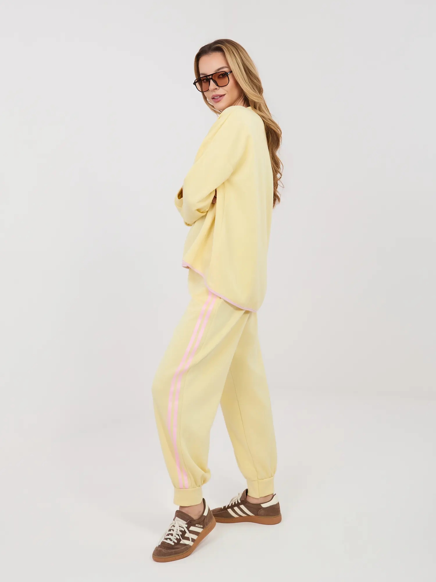 Pastelově žlutý komplet s oversize mikinou