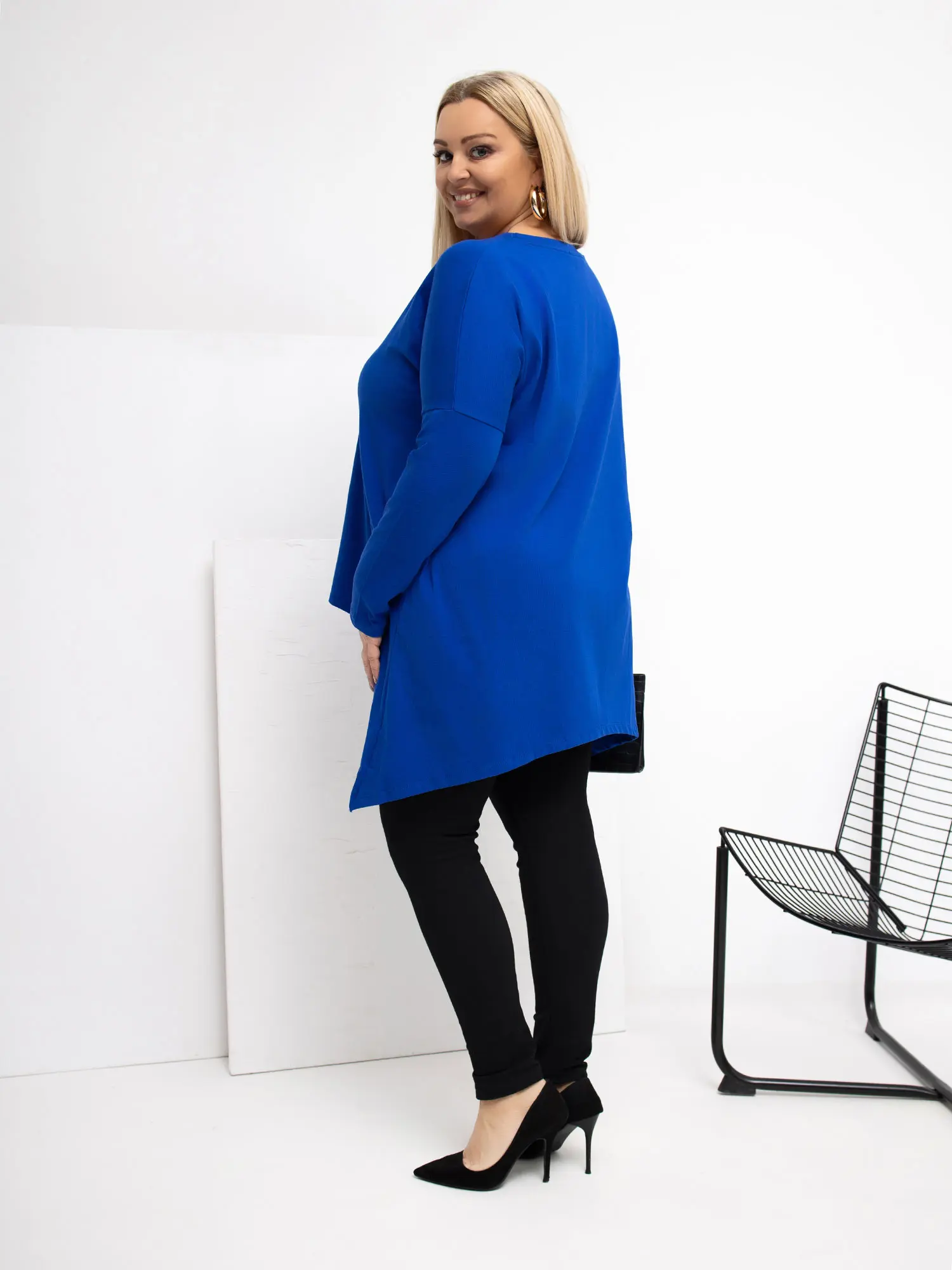Asymetrická plus size halenka v kobaltové barvě