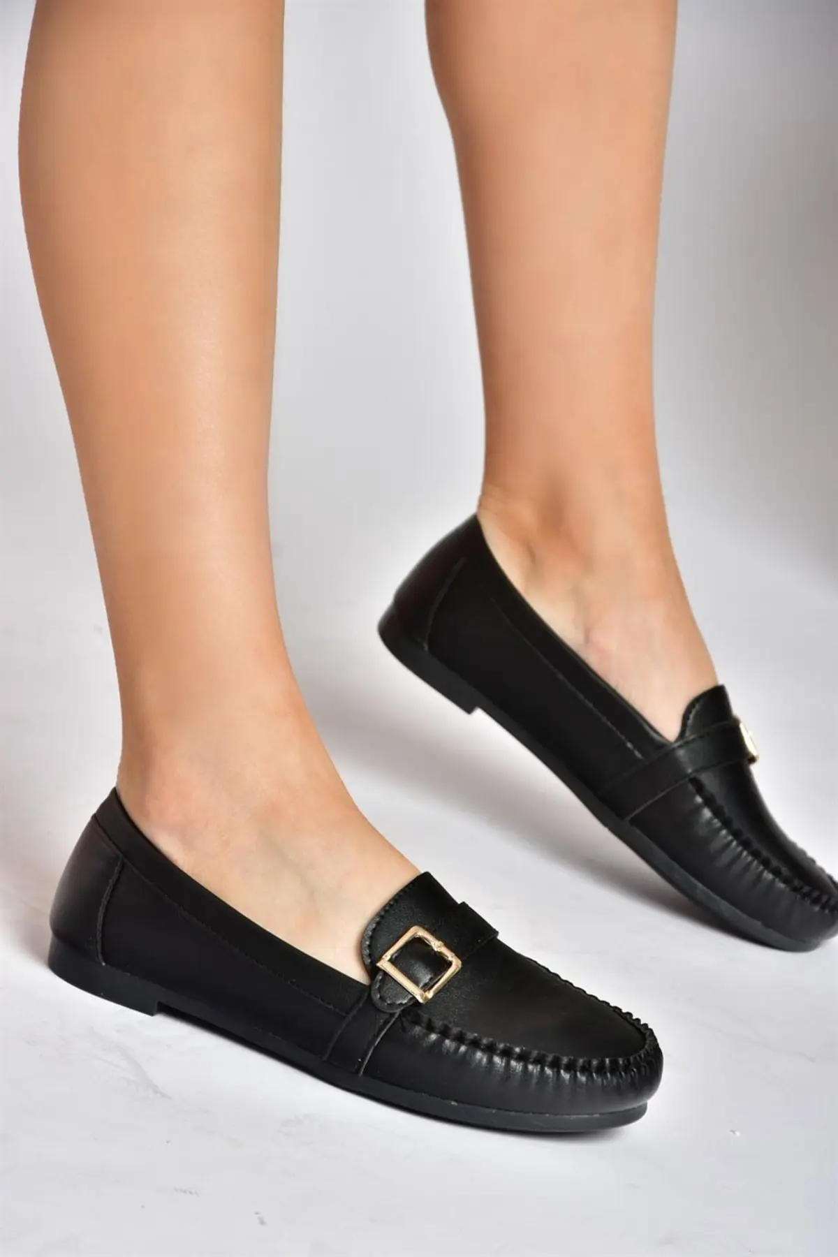 Černé dámské denní baleríny Fox Shoes s detaily přezky.