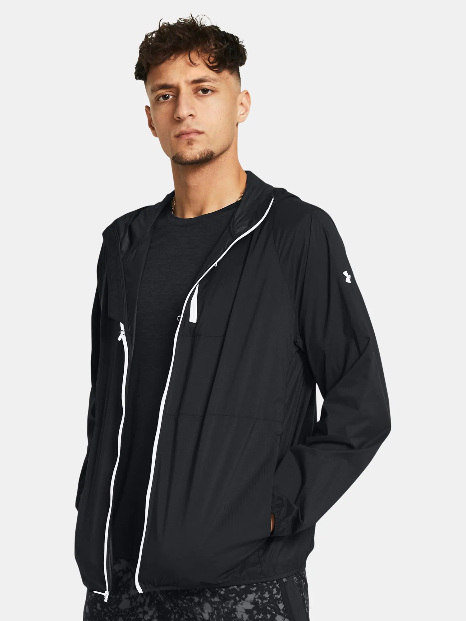 Under Armour Bunda LAUNCH LIGHTWEIGHT JKT-BLK - Pánské