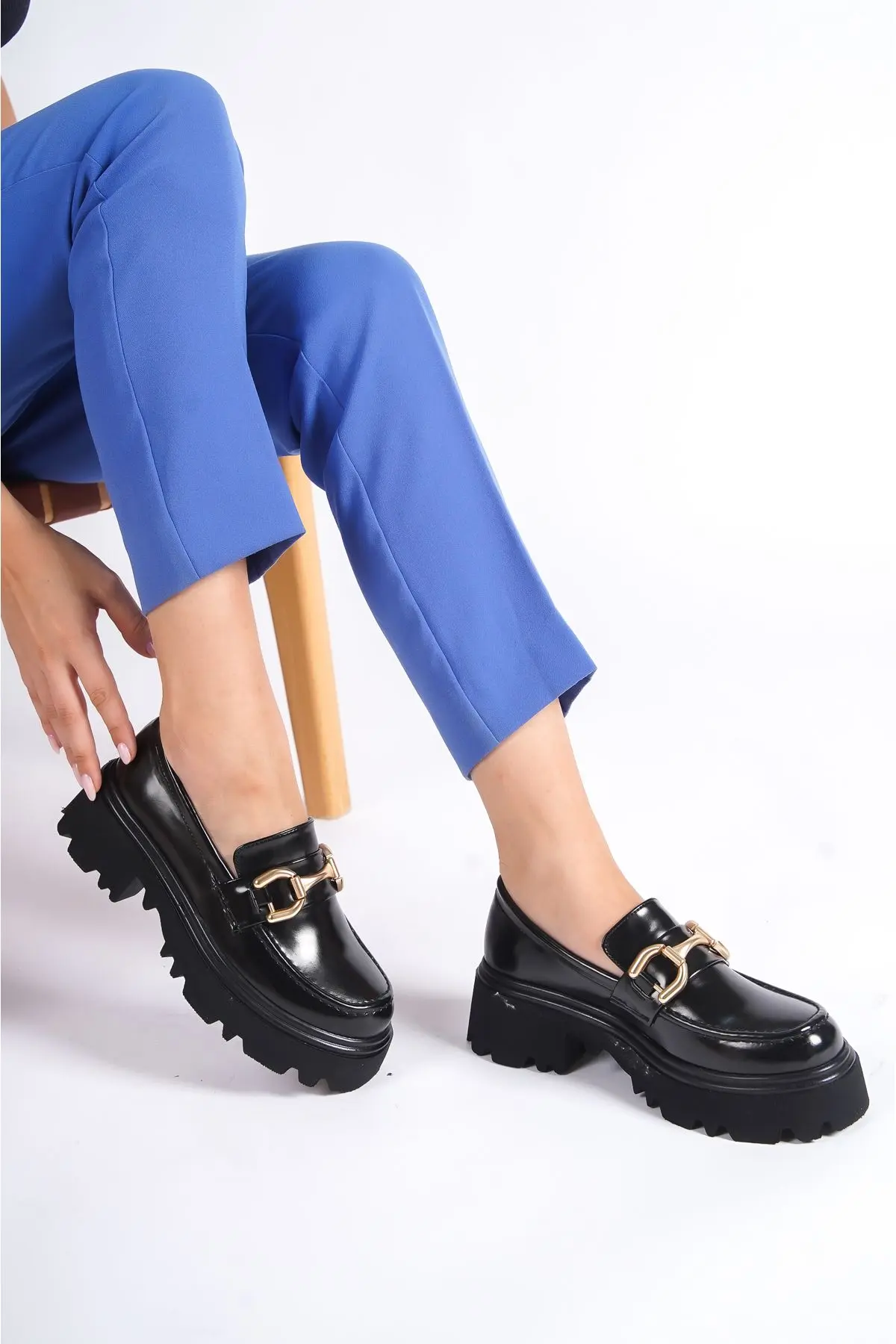 Capone Outfitters Round Toe Women's Loafers with Accessories